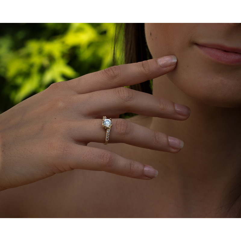 Bague plaqué or pierre de cubic zirconia centrale et multiples petits cubic zirconia