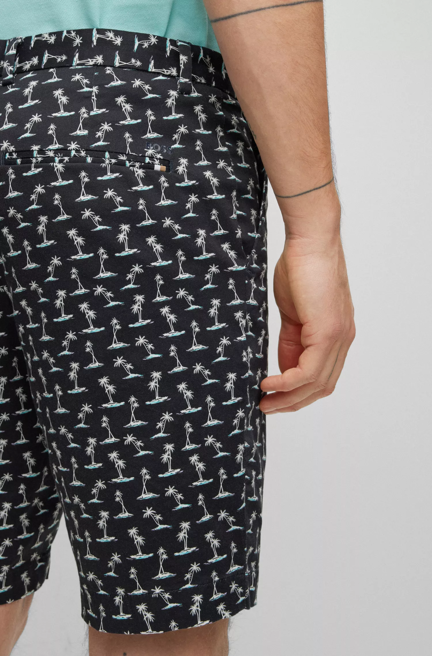 Shorts BOSS pretos de corte justo em cetim de algodão elástico com estampa da estação.