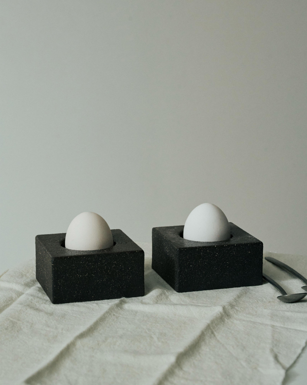 Serax Uovo by Catharina Bossaert eierdopje zwart