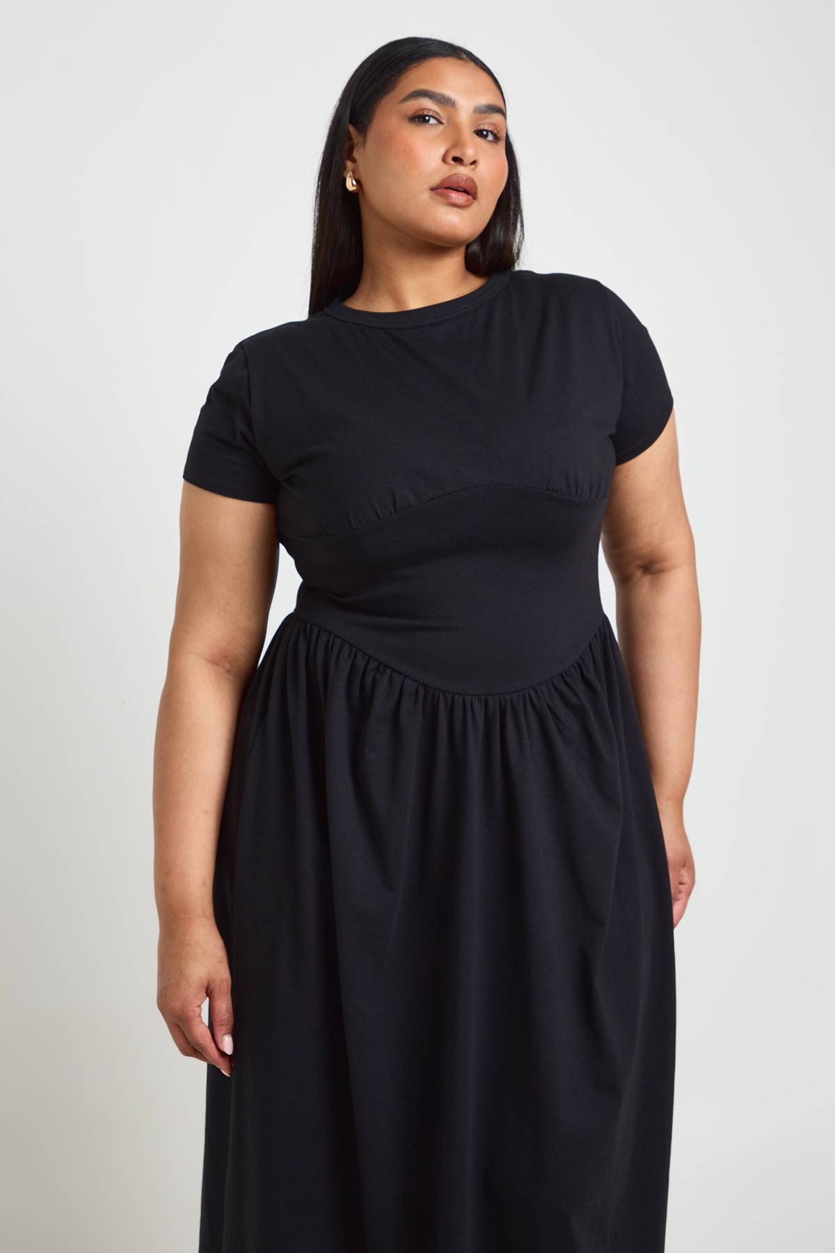 boohoo Robe Midi Grande Taille En Coton Avec Taille Froncée Et Manches Courtes
