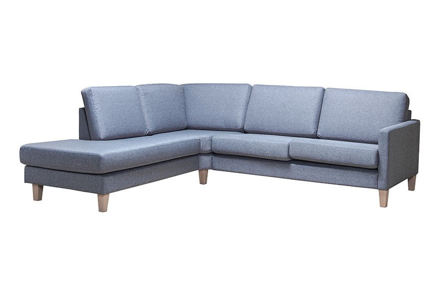 Hedda sofa Hjørnesofa 2,5-seter åpen ende venstre i tekstil Malmø Grey, arm C 9 cm og ben 4 hvitoljet eik.