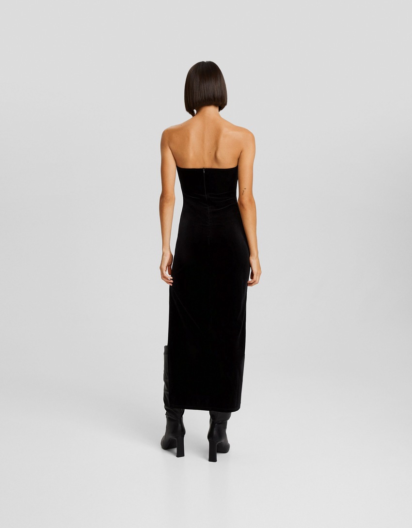 Vestido midi de veludo com decote tomara que caia