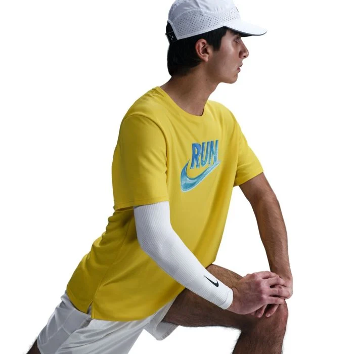 Nike Herre T-shirts Run Energy Miler SS Tee Gul