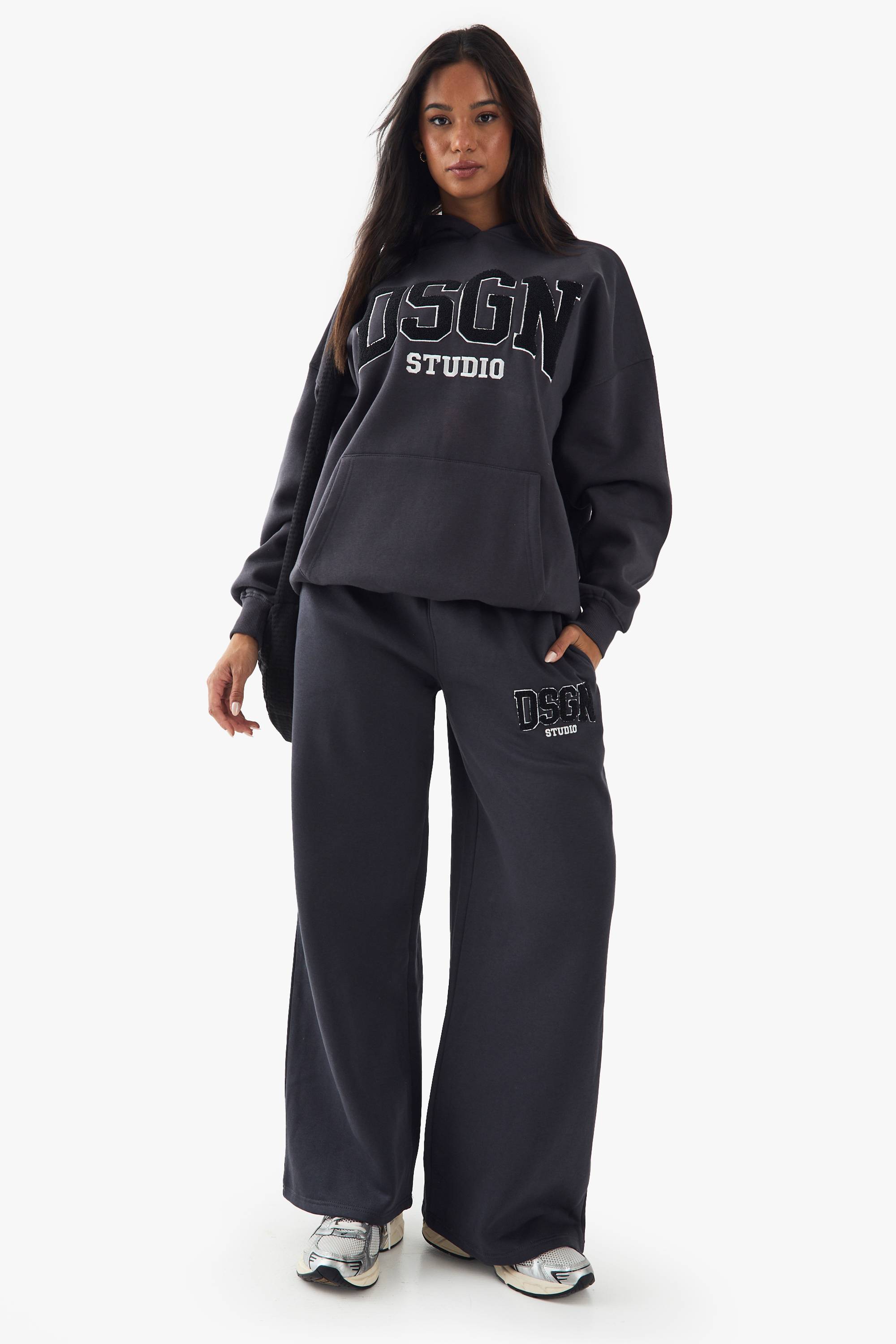 Jogging DSGN Studio en Tissu Éponge avec Appliqué Coupe Droite