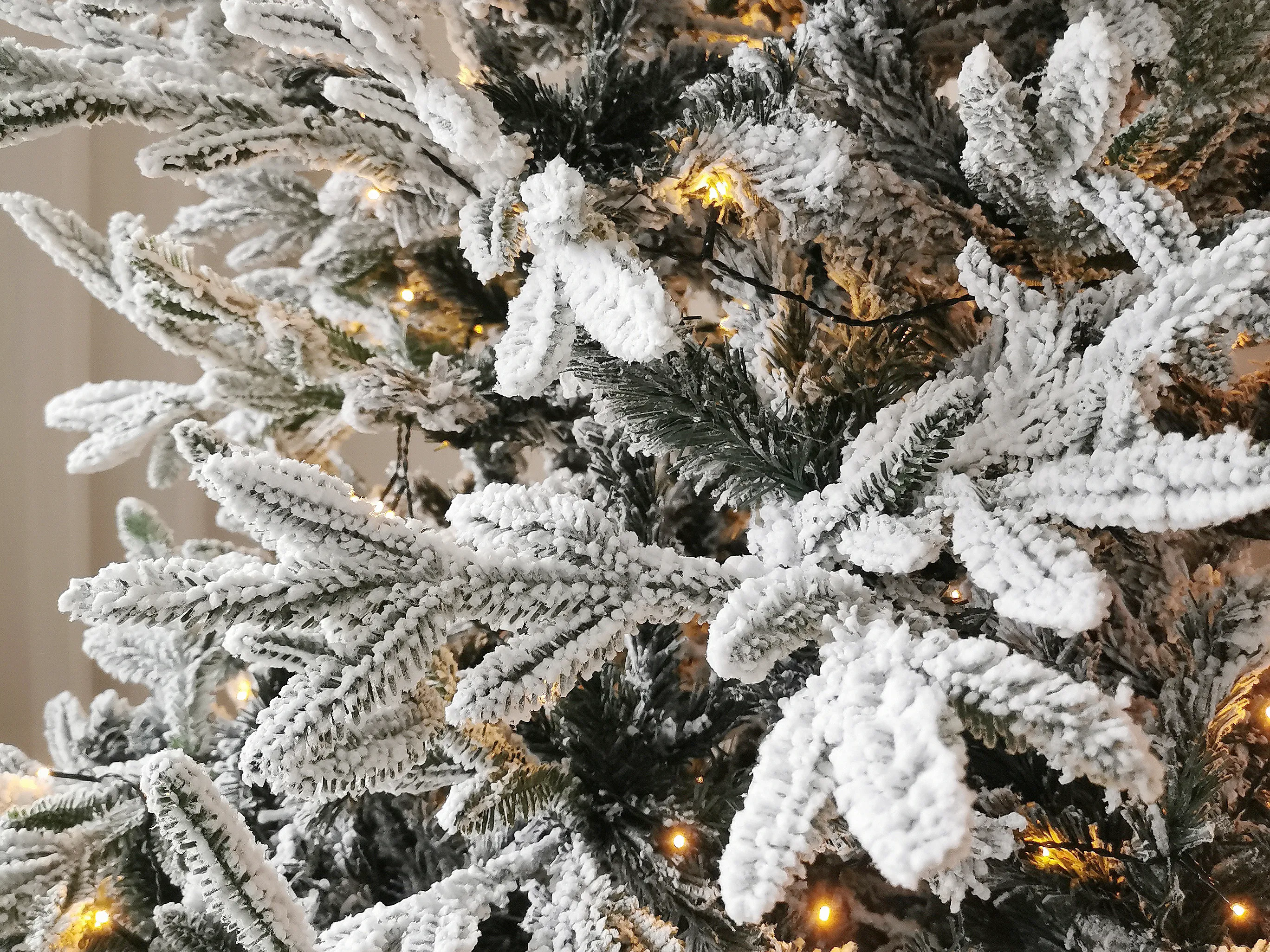 Besneeuwde kunstkerstboom BASSIE 210 cm Wit