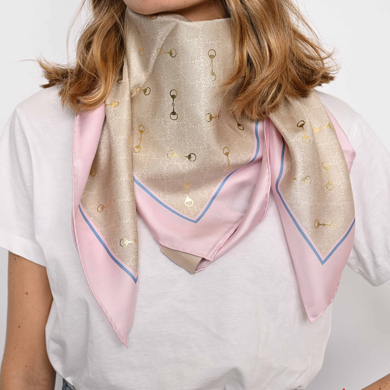 Gucci Carré en Soie rose/doré - Neuf avec étiquette - 90x90 cm