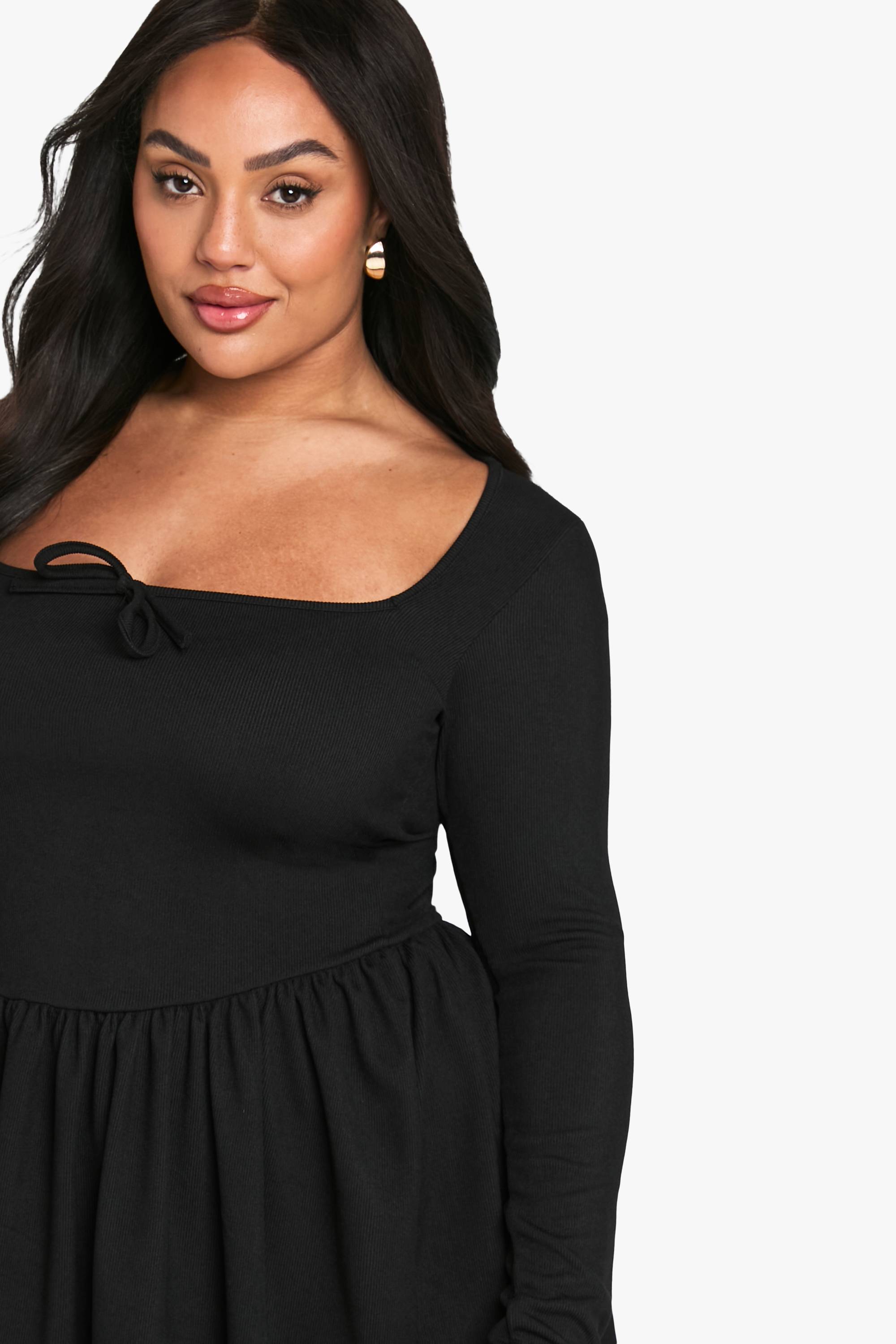 boohoo Robe skater grande taille avec détails côtelés et nœud