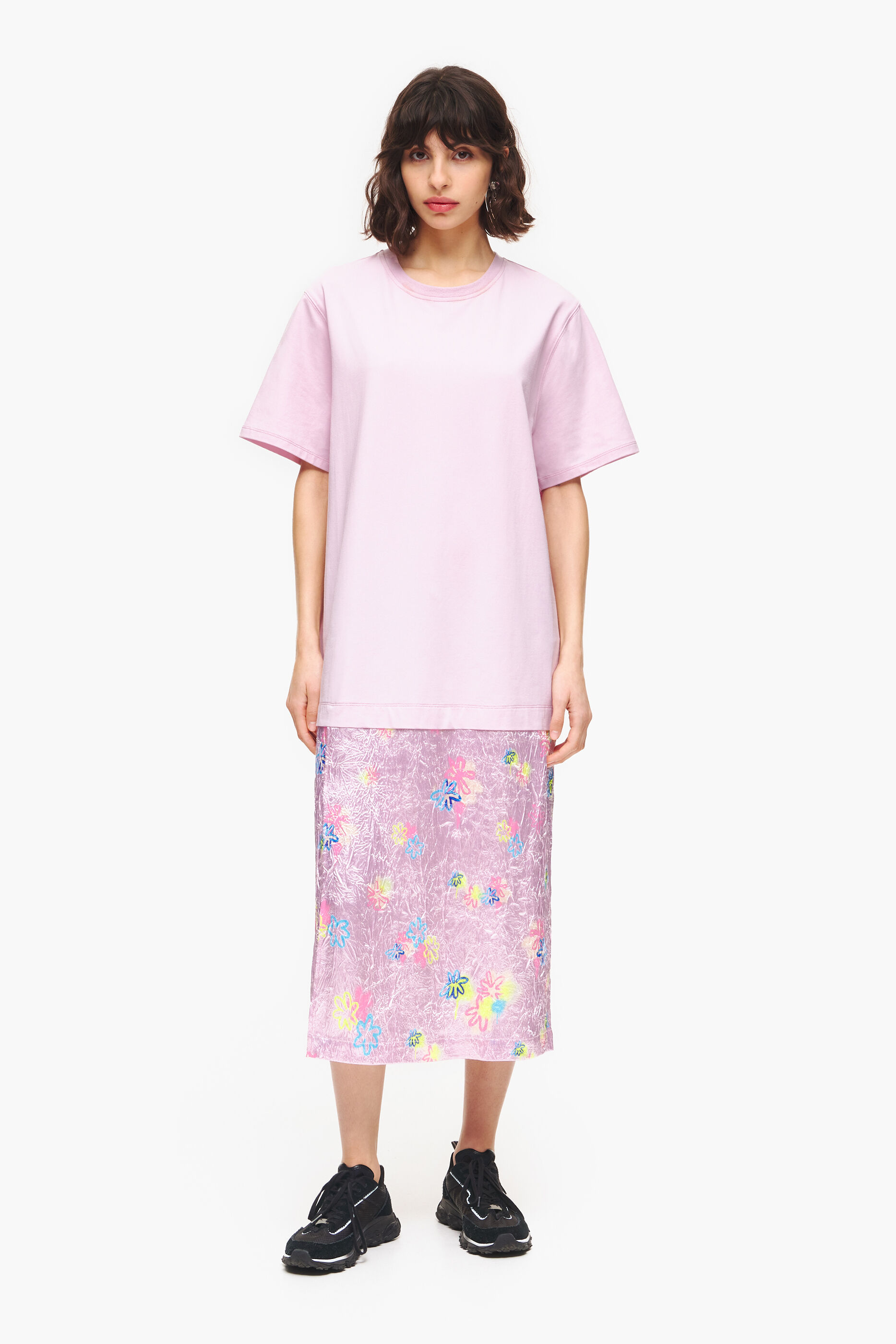 Vestido camiseta rosa claro com estampa de flores em spray