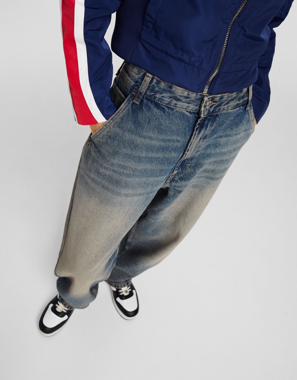 calça jeans estilo skater com efeito desbotado