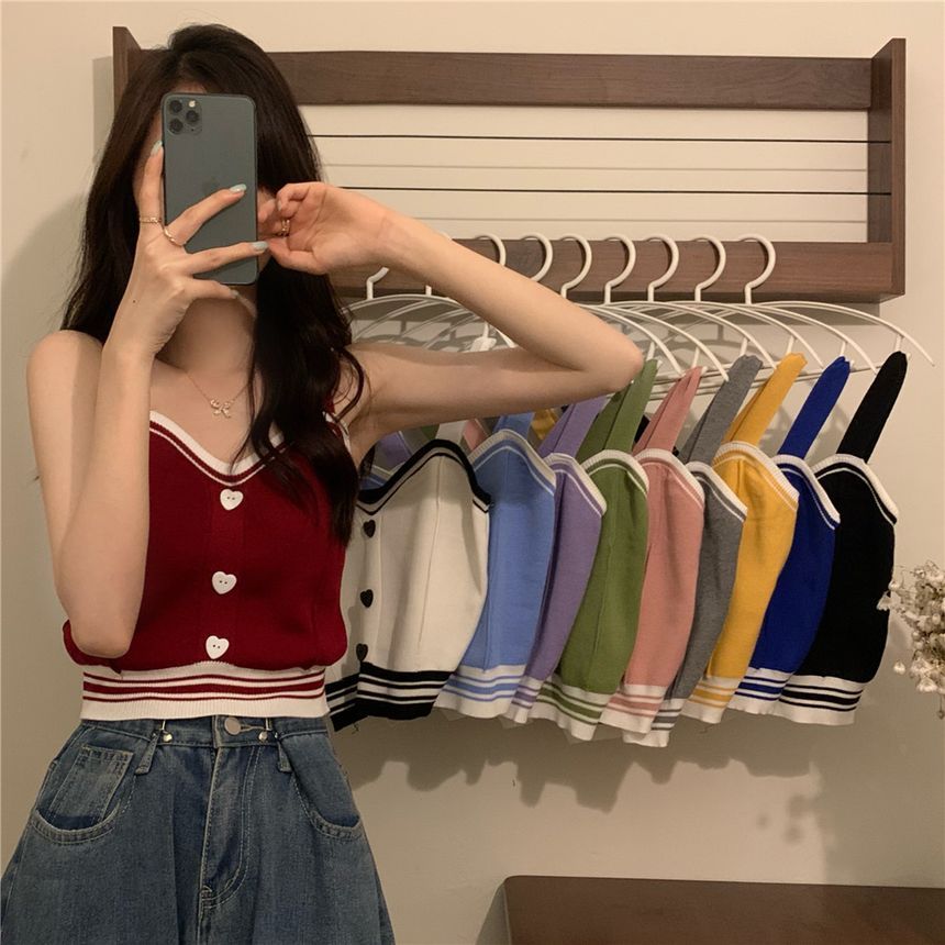 Allinya - Tweekleurige crop top met hartvormige knoopjes