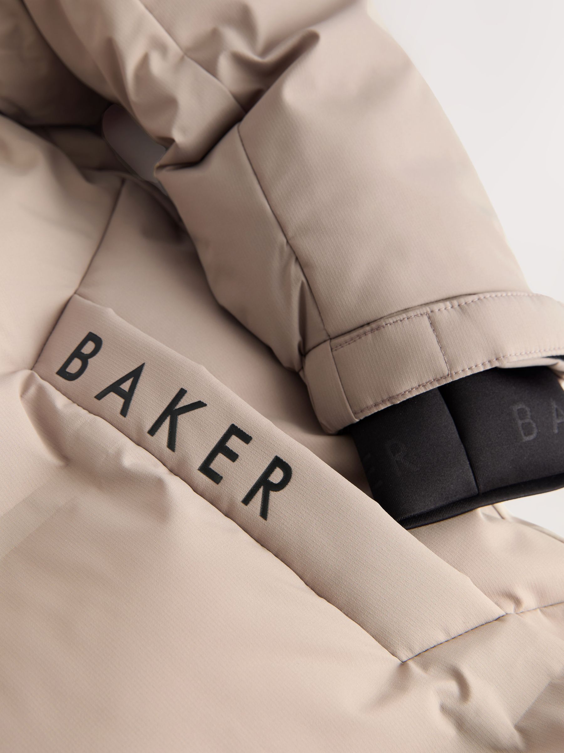 Baker by Ted Baker Baker by Ted Baker regenbestendige lange gewatteerde jas in stone