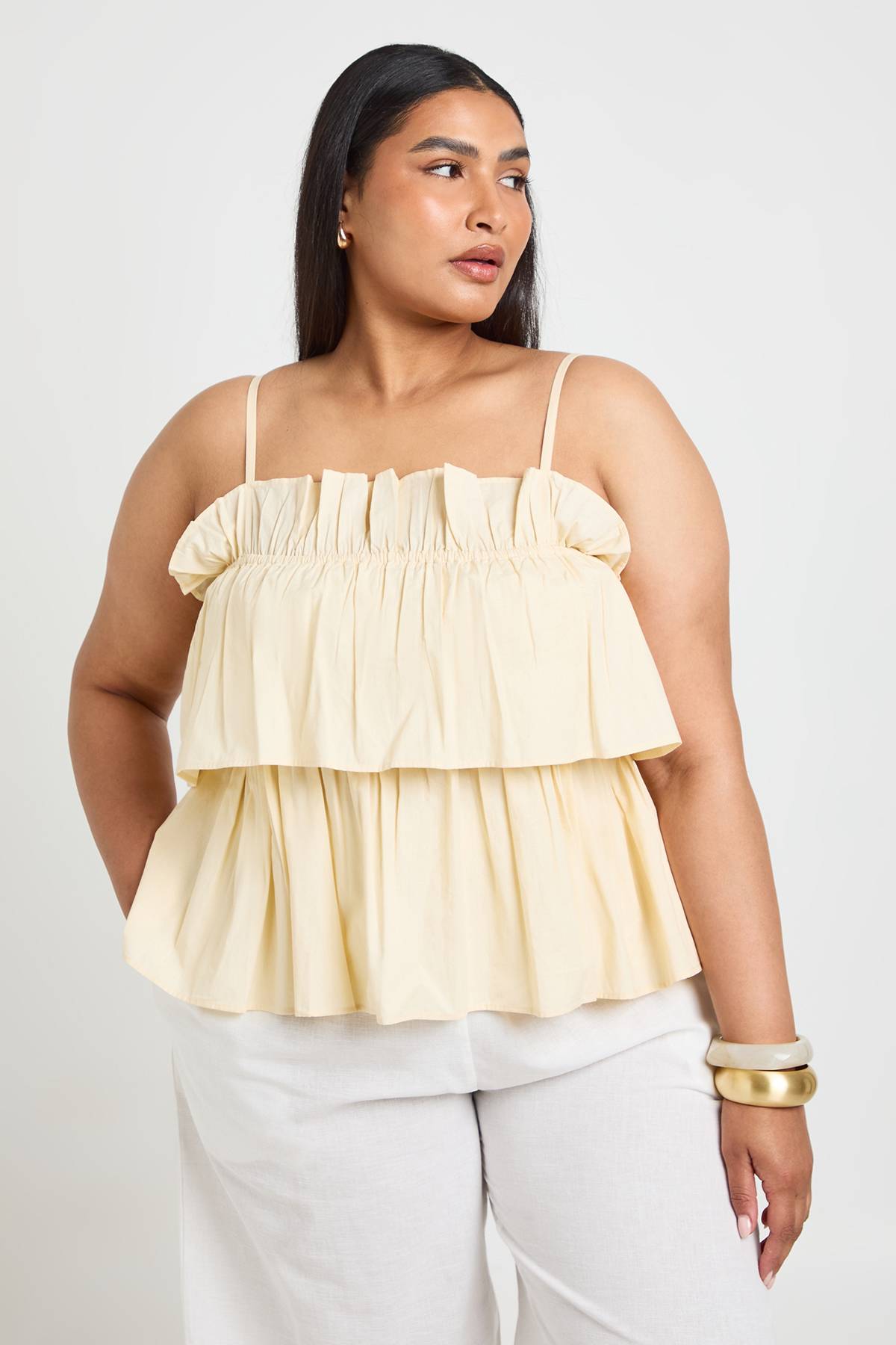 boohoo Haut Grande Taille En Popeline Froncée À Volants Superposés