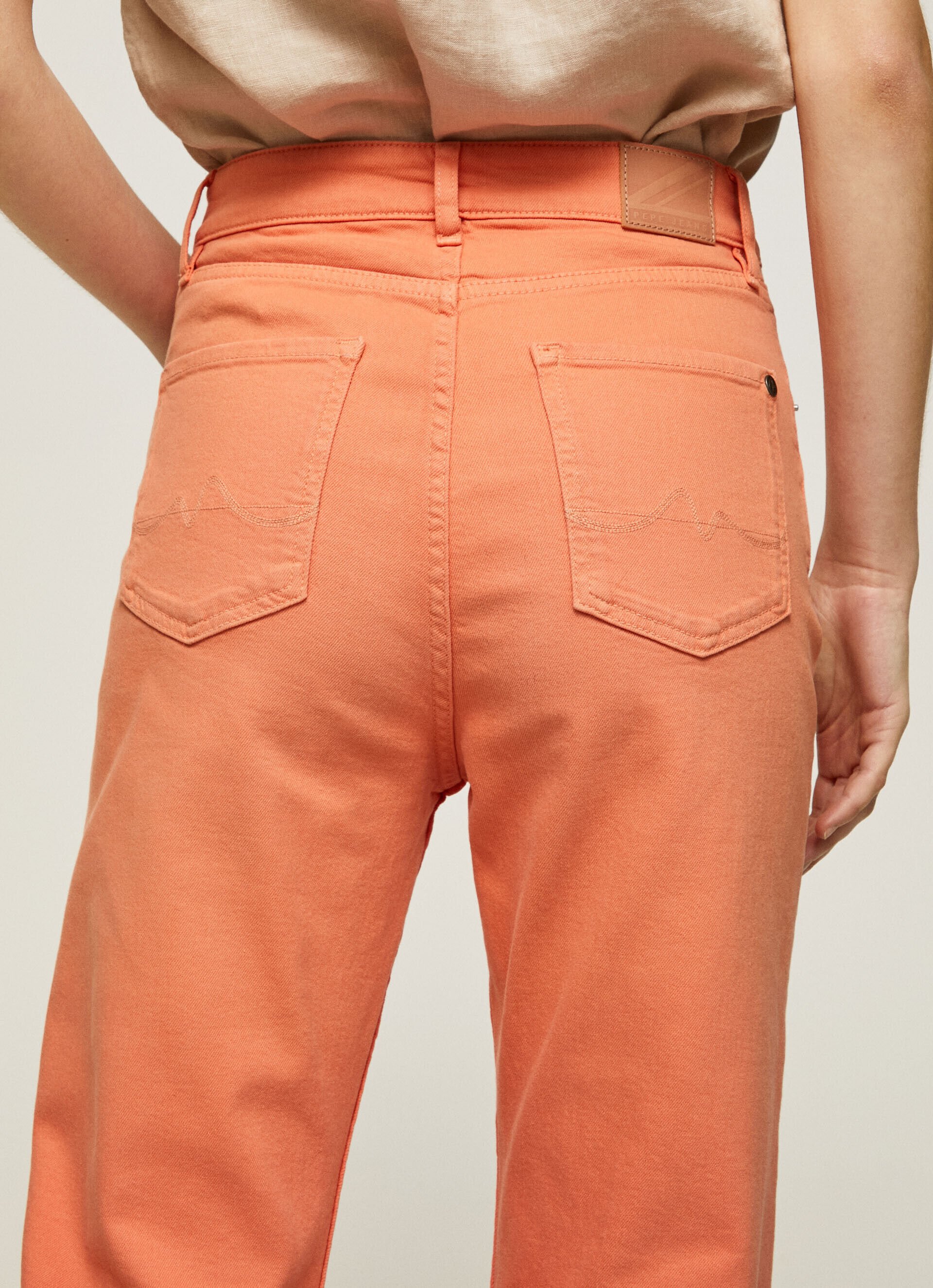 Calça reta com 5 bolsos - laranja pêssego