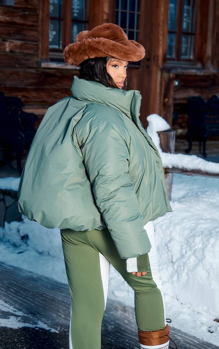 Prettylittlething Plus Manteau Doudoune Courte À Ourlet Bouffant Avec Cordon De Serrage