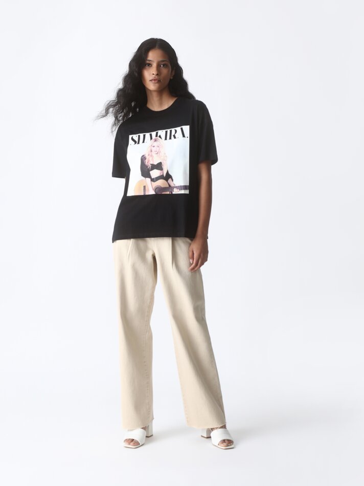 Camiseta Shakira Estampada - Preta