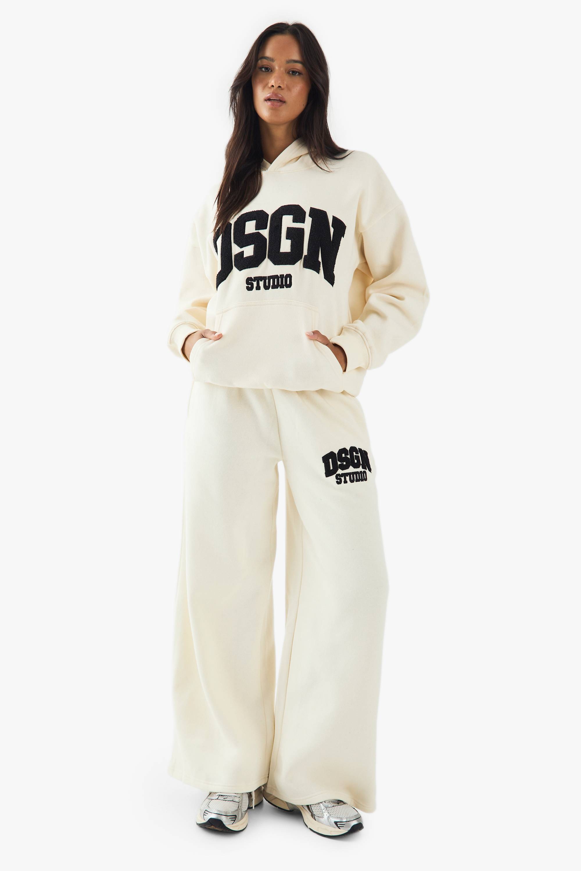 DSGN Studio Jogger droit en tissu éponge avec appliqué