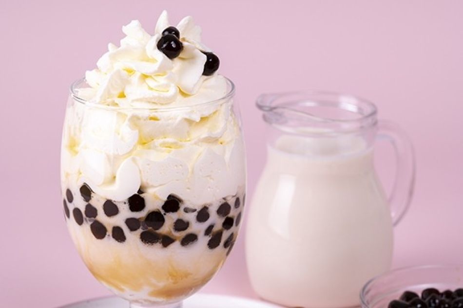 Kokosijs met bobaparels en suikerstroop