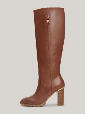 Botas de cano alto em couro com detalhes em metal
