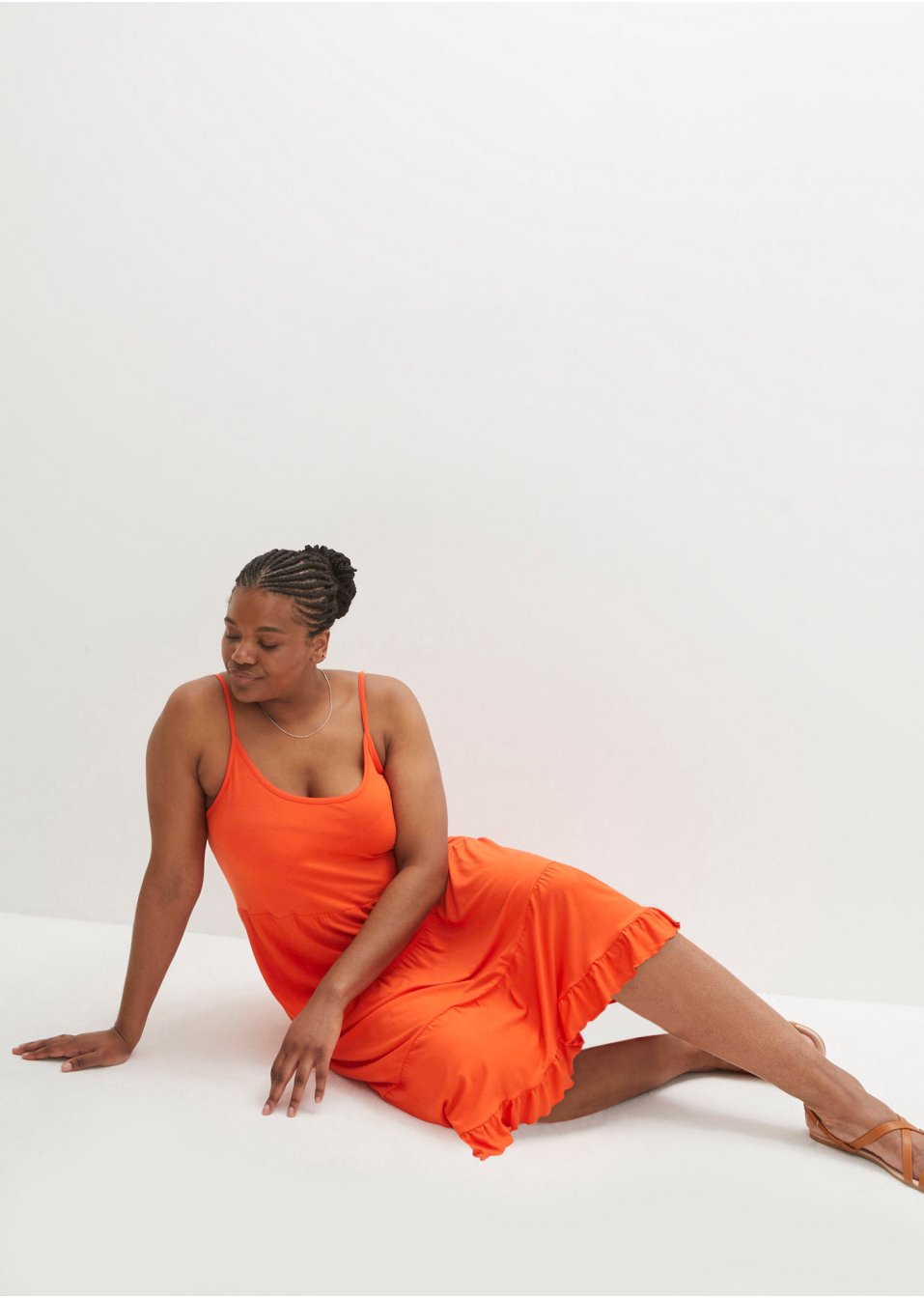 Robe midi à volants et bretelles spaghetti