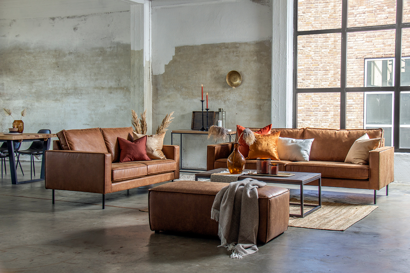 Westin 3,5-seter I Colorado Cognac (70% hud og 30% polyester) med sorte ben