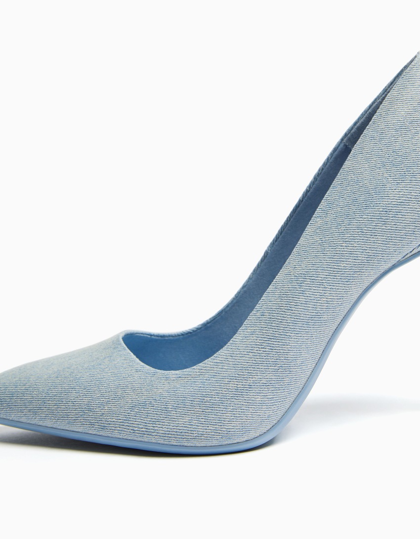 Sapatos de salto alto em jeans