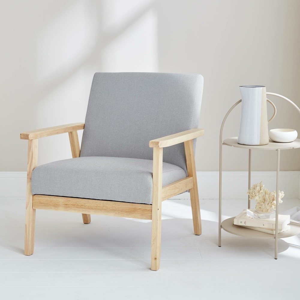 Fauteuil scandinave en bois et tissu gris clair. Isak. L 64 x p 69.5 x h 73cm