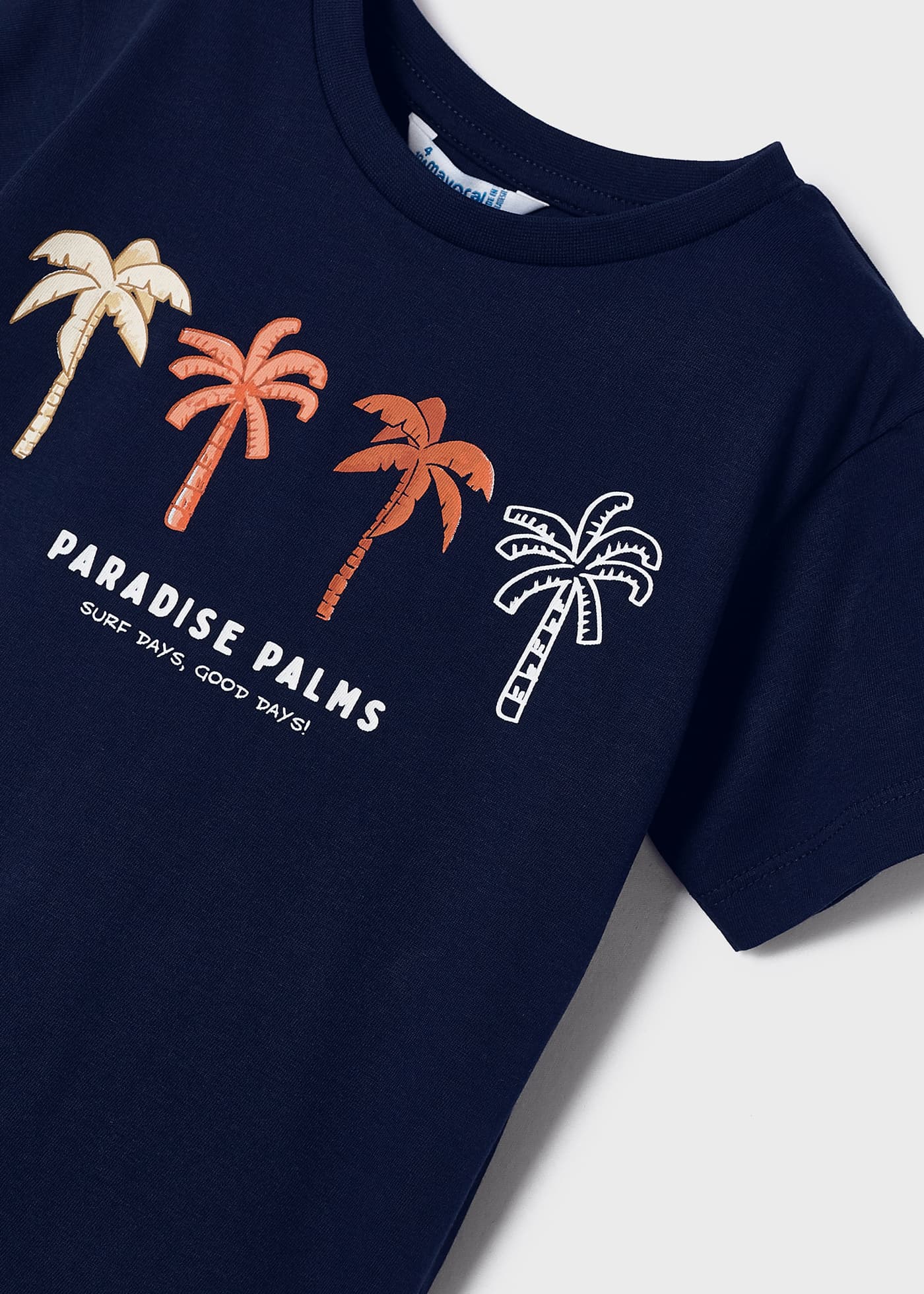 Camiseta infantil masculina em algodão sustentável com estampa.