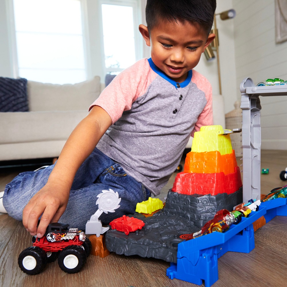 Hot Wheels Monster Trucks - Bone Shaker Ultimate Crush Yard Set