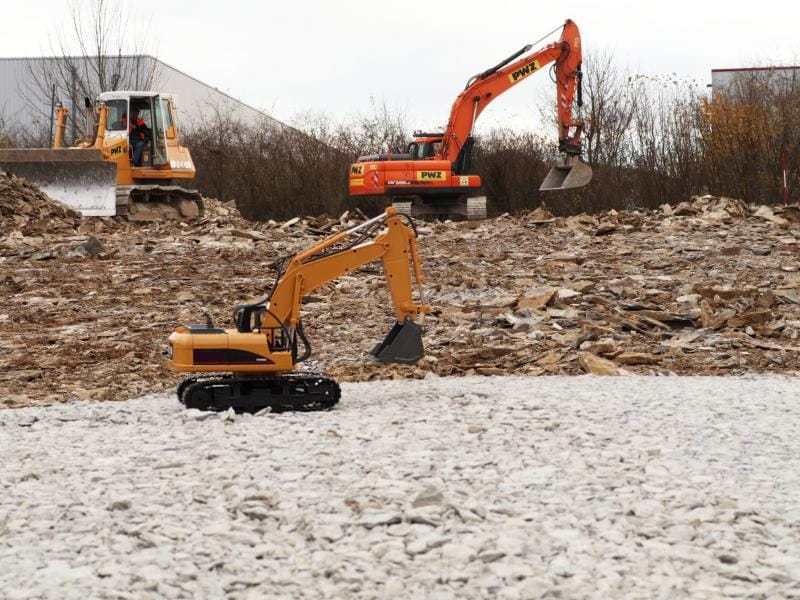 Amewi Bagger mit Metallschaufel, Licht & Sound RTR, 1:14 Ferngesteuerter Raupenbagger mti beweglichem Arm und Metallschaufel