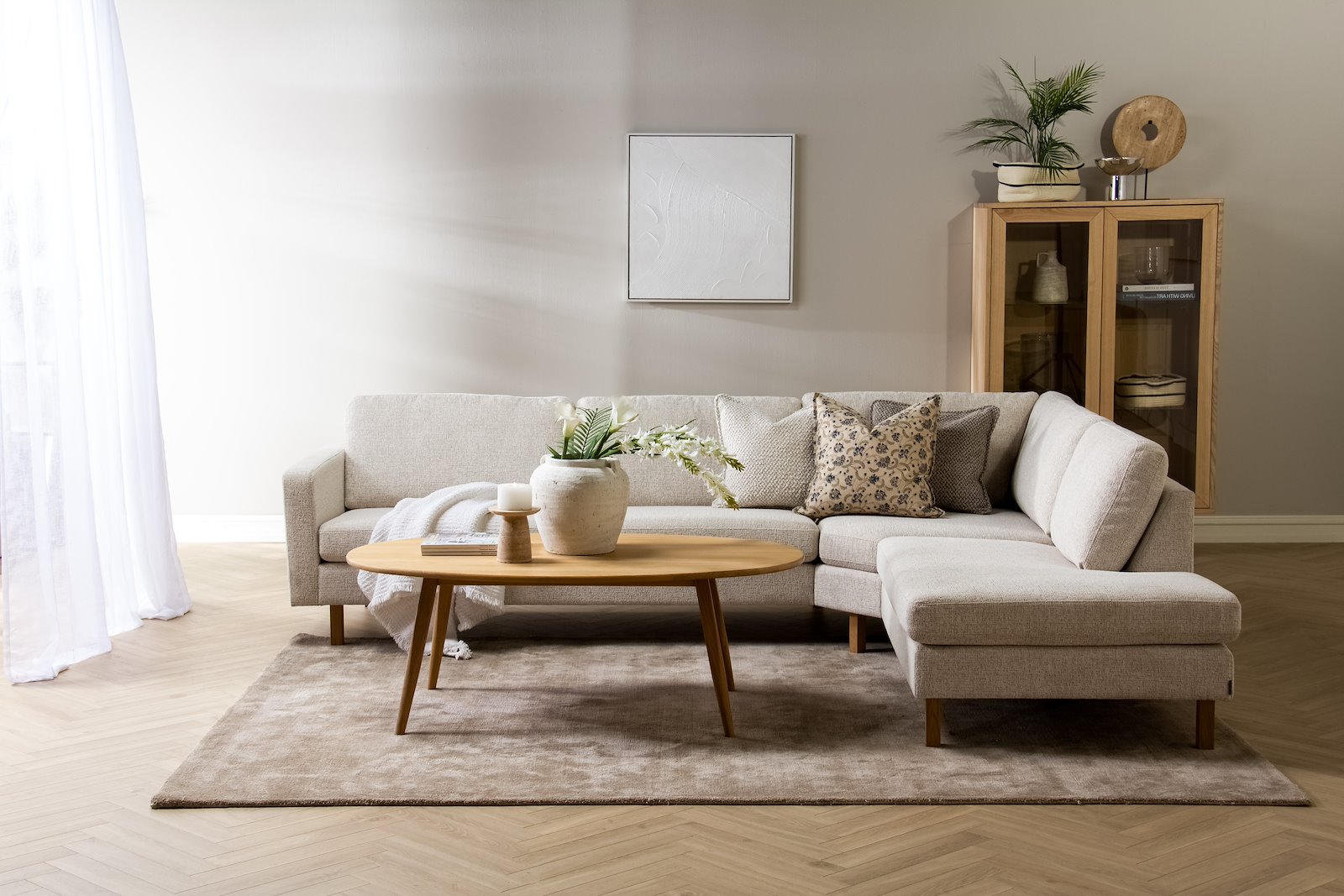 Mandal hjørnesofa Oppsett RHB. 3-seter med åpen ende høyre. Big hjørnemodul. Tekstil Nivus 203 Lin Creme. Arm 16, Duo puter, Firkantet ben 16 cm Natur. Skum