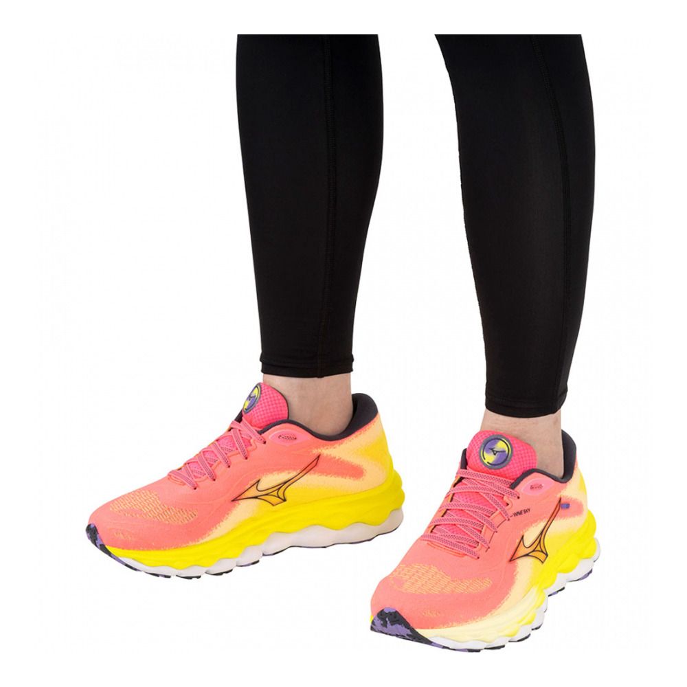 Mizuno WAVE SKY 7 - Chaussures running Femme high-vis pink/ombreblue/boltneon