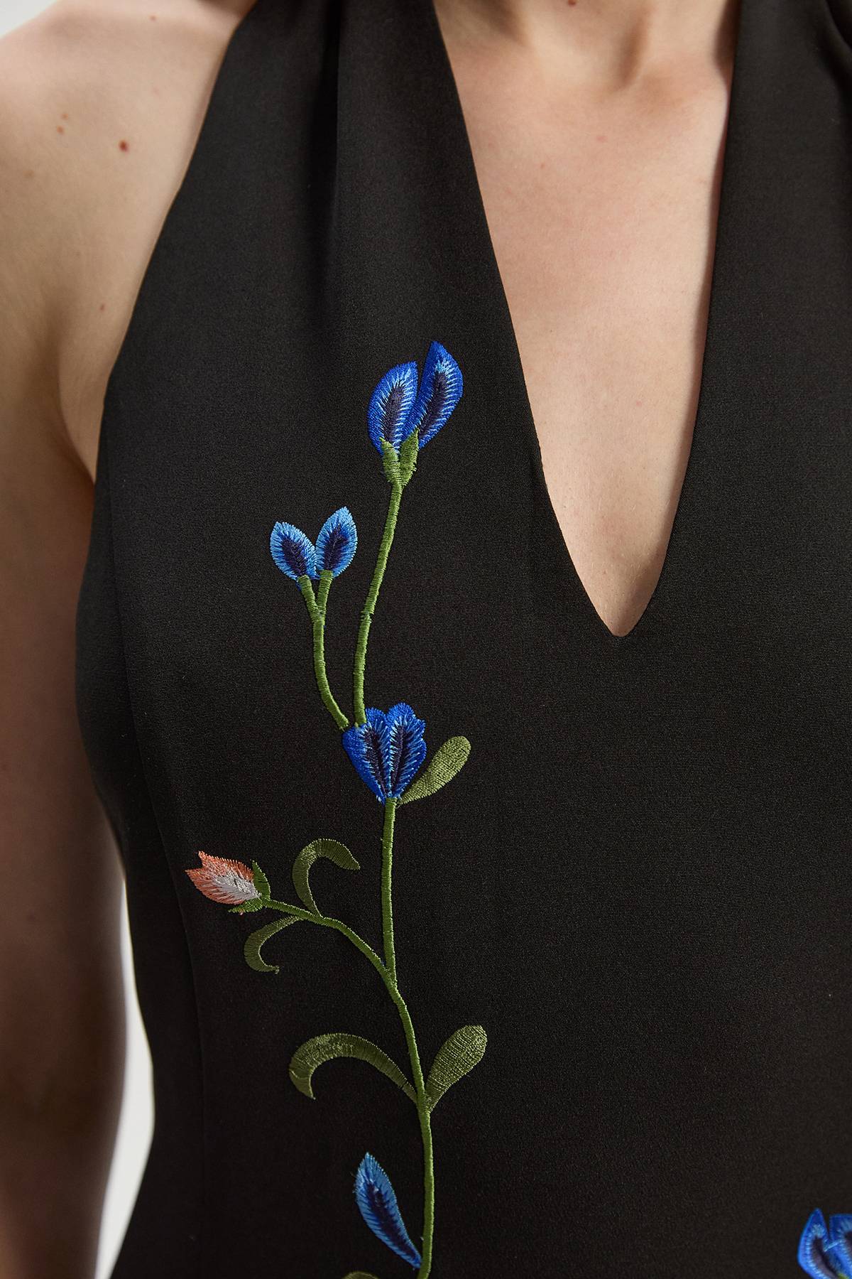 KarenMillen Robe Maxi Longue à Col Licou avec Broderies Florales Positionnées en Crêpe Tissé