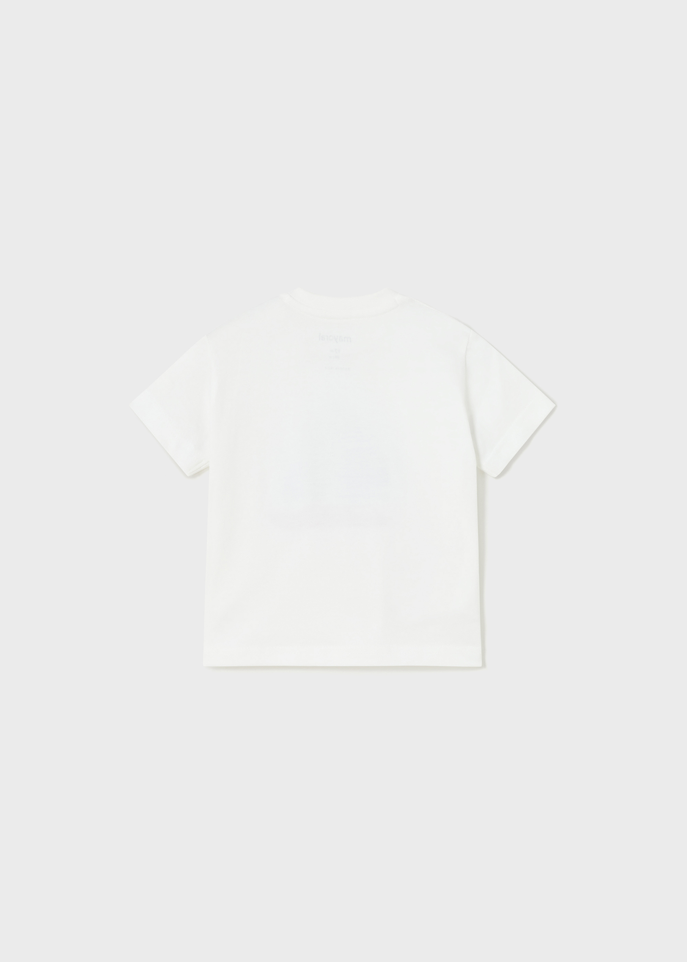 Camiseta infantil de manga curta com estampa interativa.