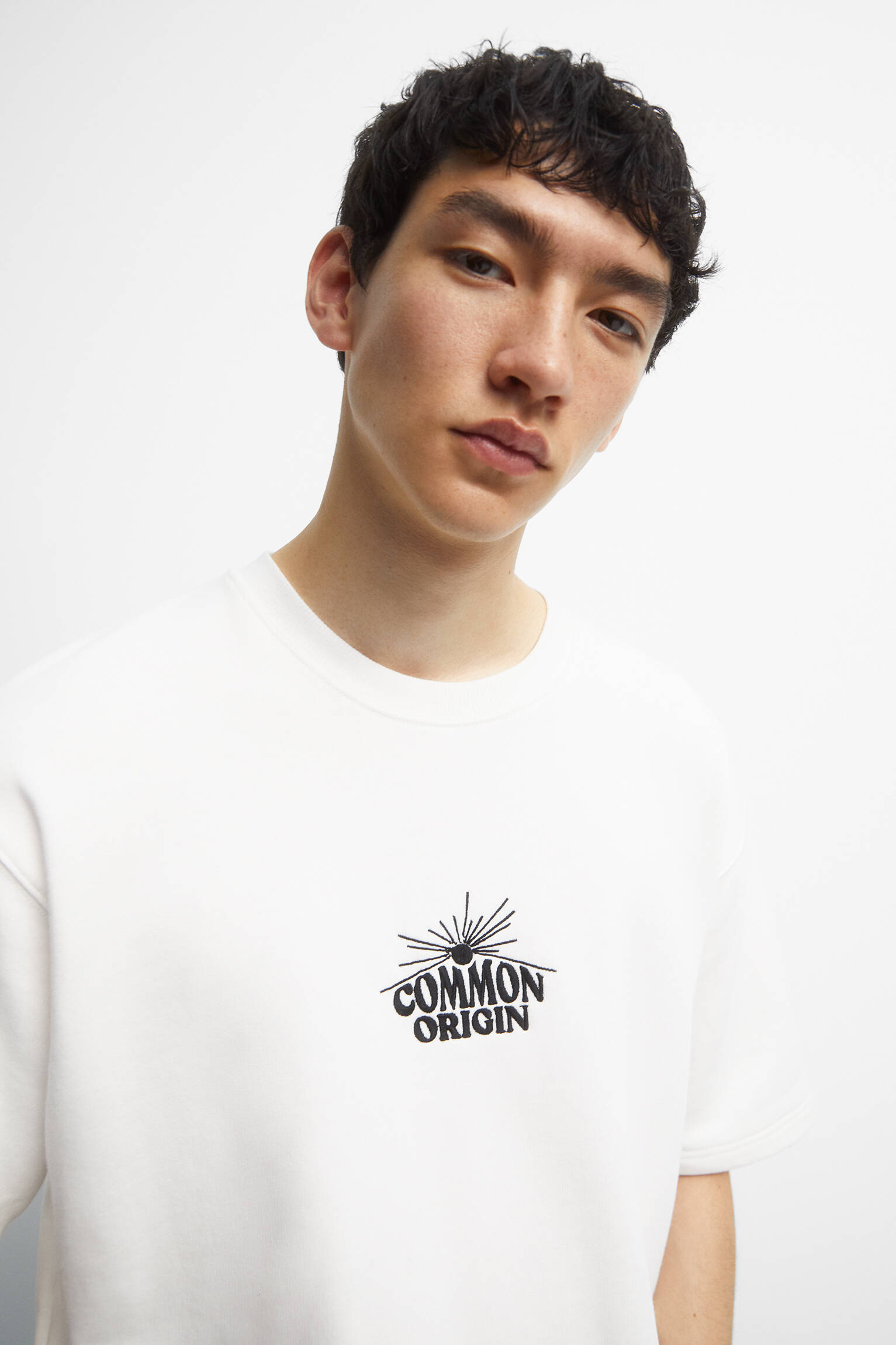 CAMISETA DE MOLETOM COM BORDADO CONTRASTANTE - BRANCO SUJO