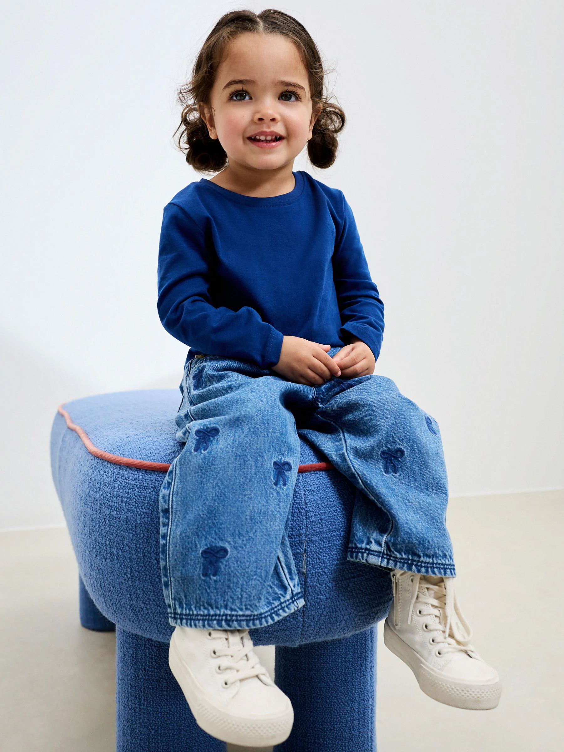 Middenblauw denim - Jeans met strikborduursel (3mnd -7jr)