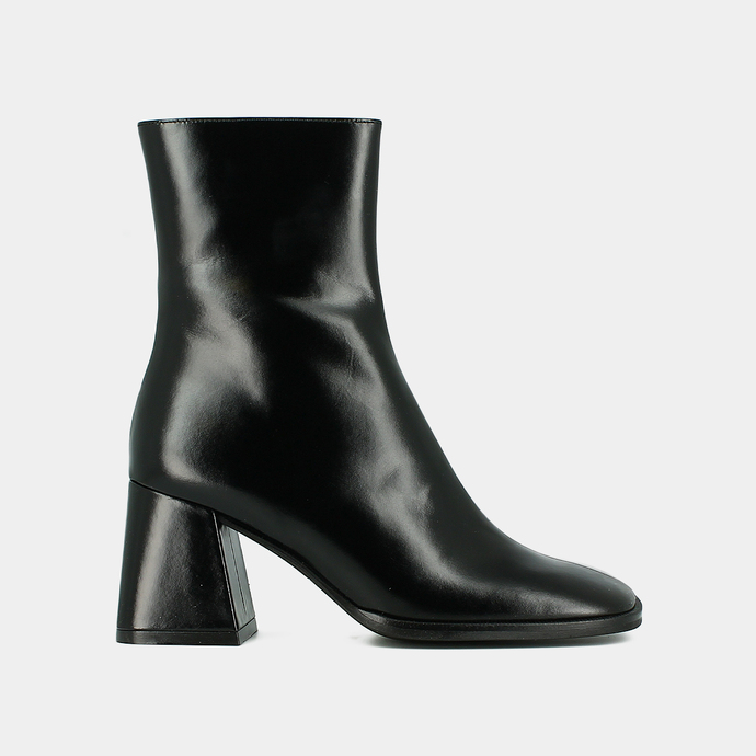 Bottines à talons épais et bouts carrés  en cuir noir