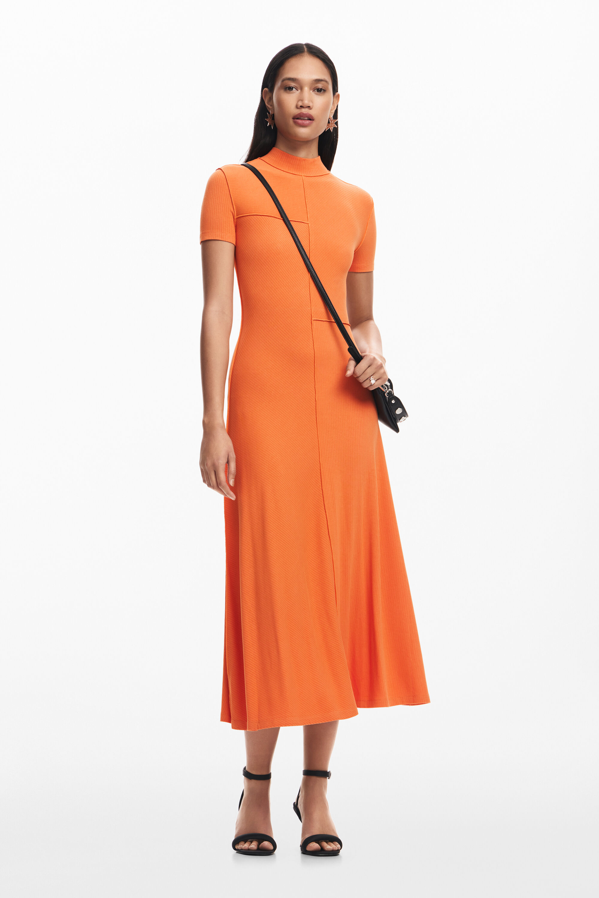 Vestido midi de gola alta
