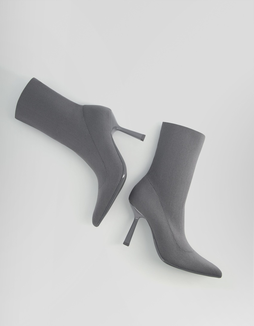 Botas de cano curto com salto alto e modelagem ajustada