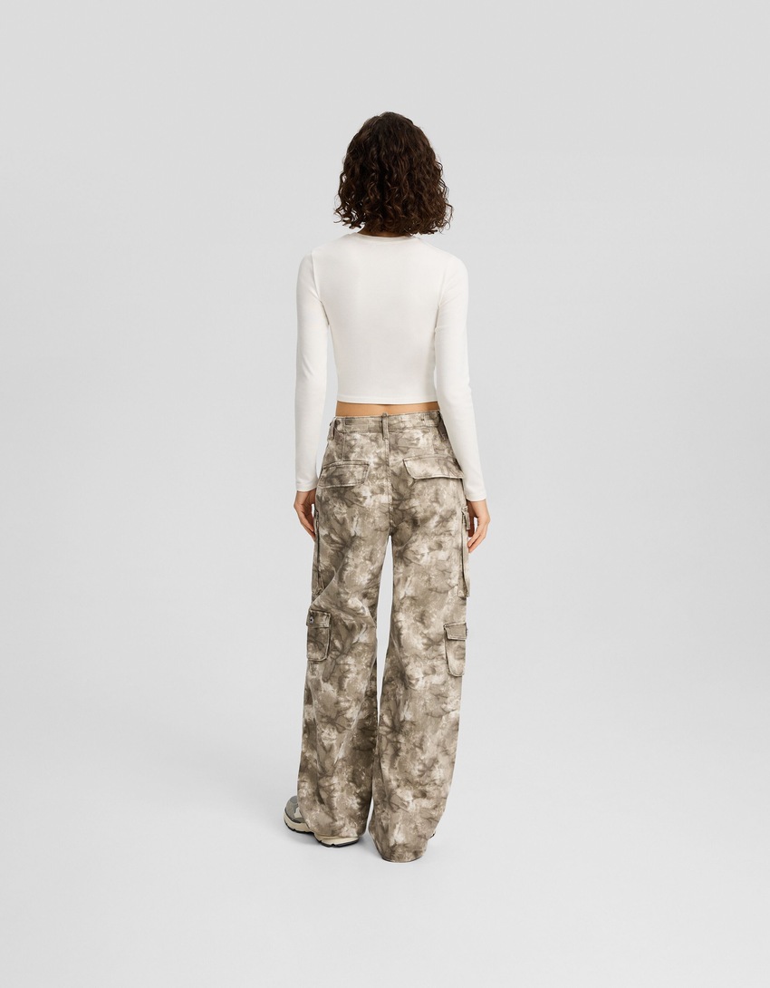 Calça cargo estampada em sarja com vários bolsos