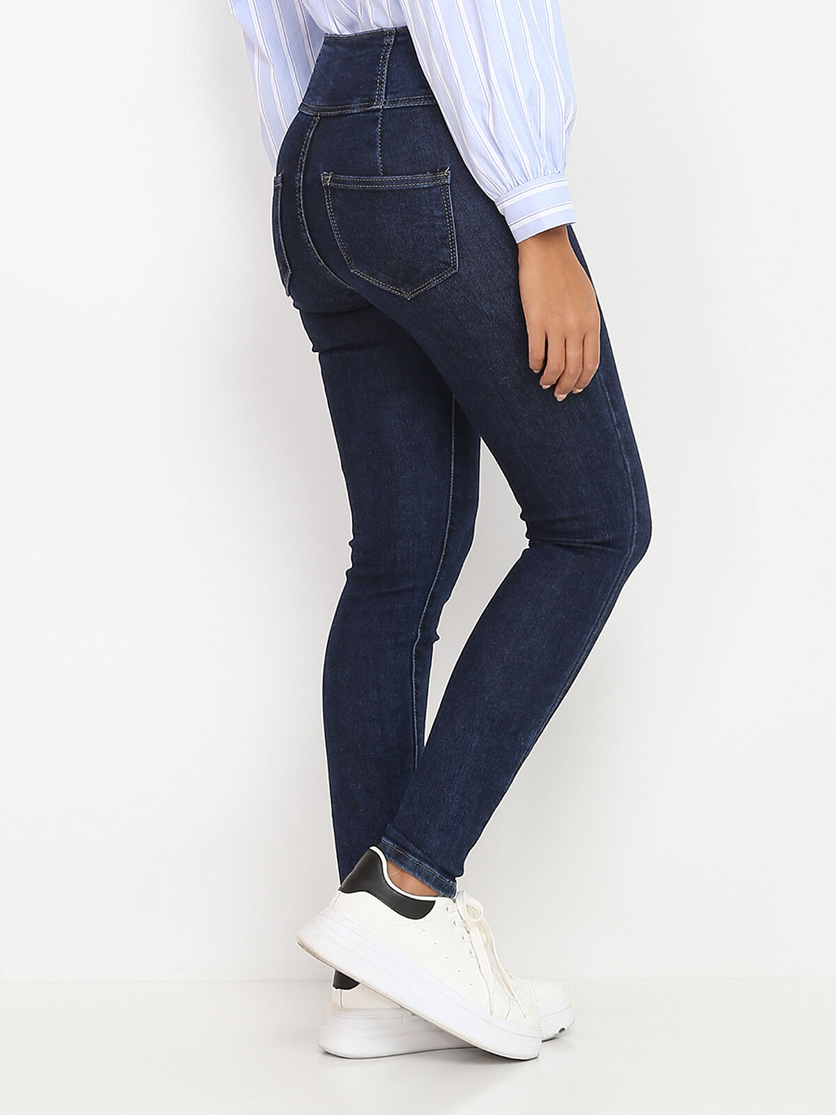 Jeans à boutons et surpiqûres- Bleu foncé