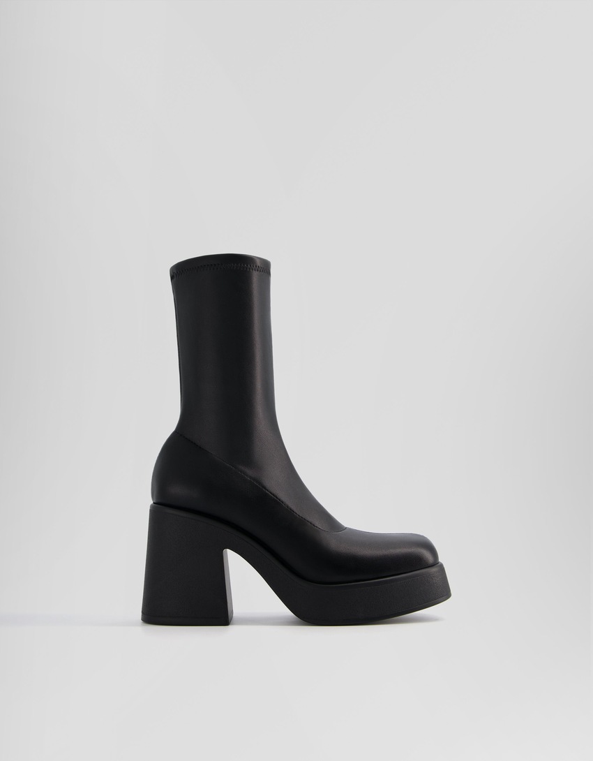 Botas de cano curto com plataforma e salto alto.