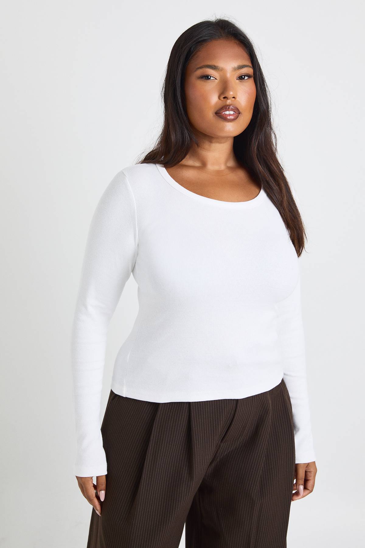 boohoo Plus Basic haut ajusté à manches longues en maille côtelée, à encolure échancrée et coupe longiligne