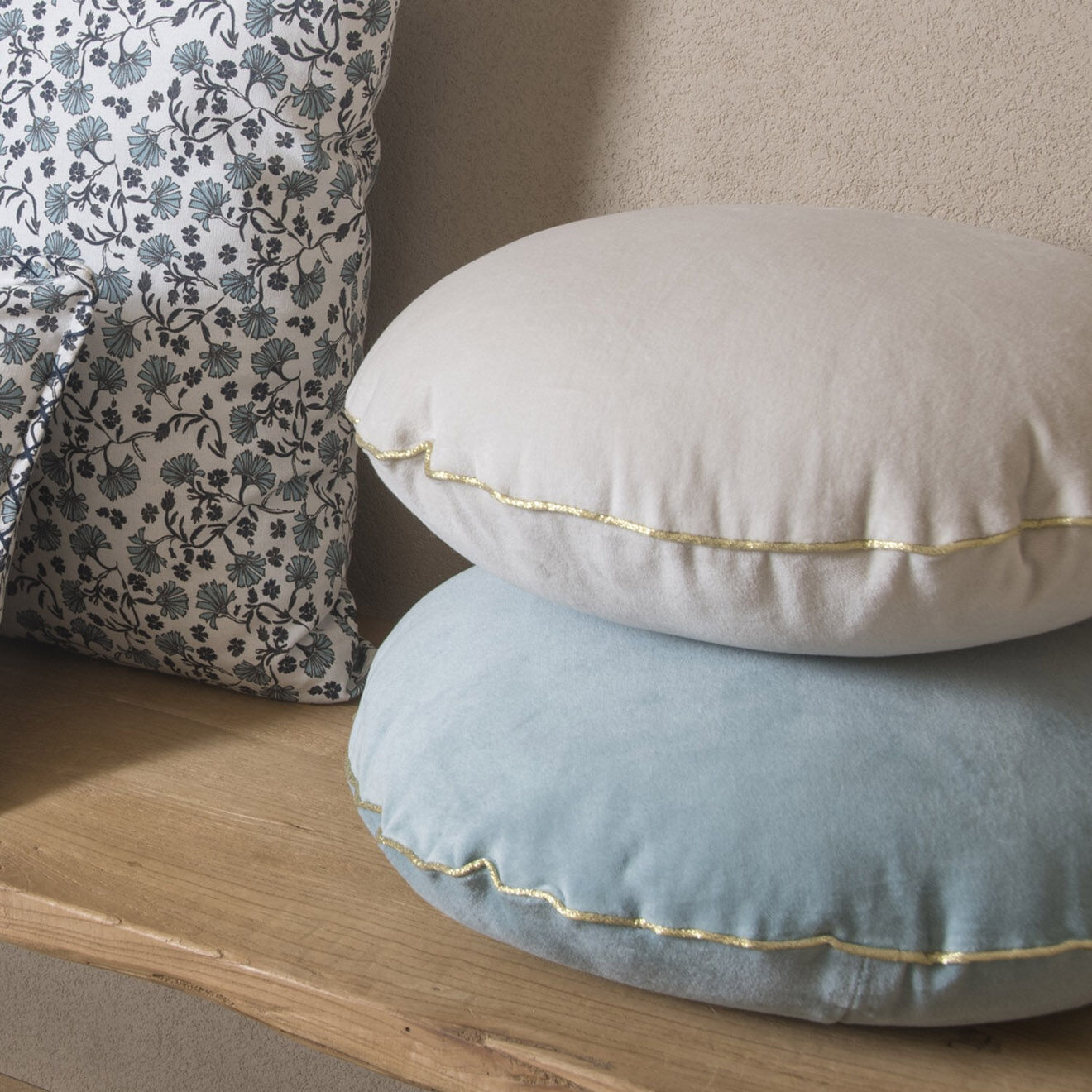 Febronie Coussin rond en velours de coton Bonbon bleu - D. 43cm