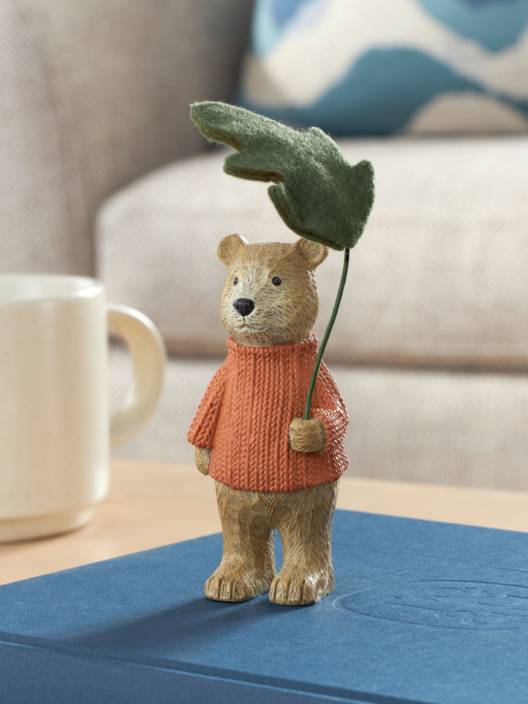 Bertie Bear onder herfstachtig vilten bladornament