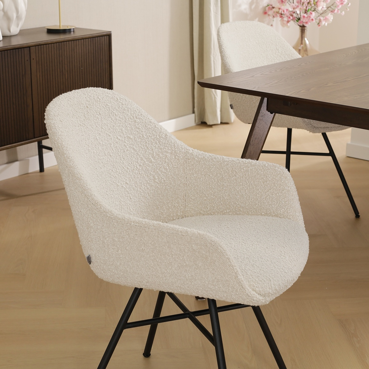 Eetkamerstoel Noa-Mae bouclé beige - zwart onderstel