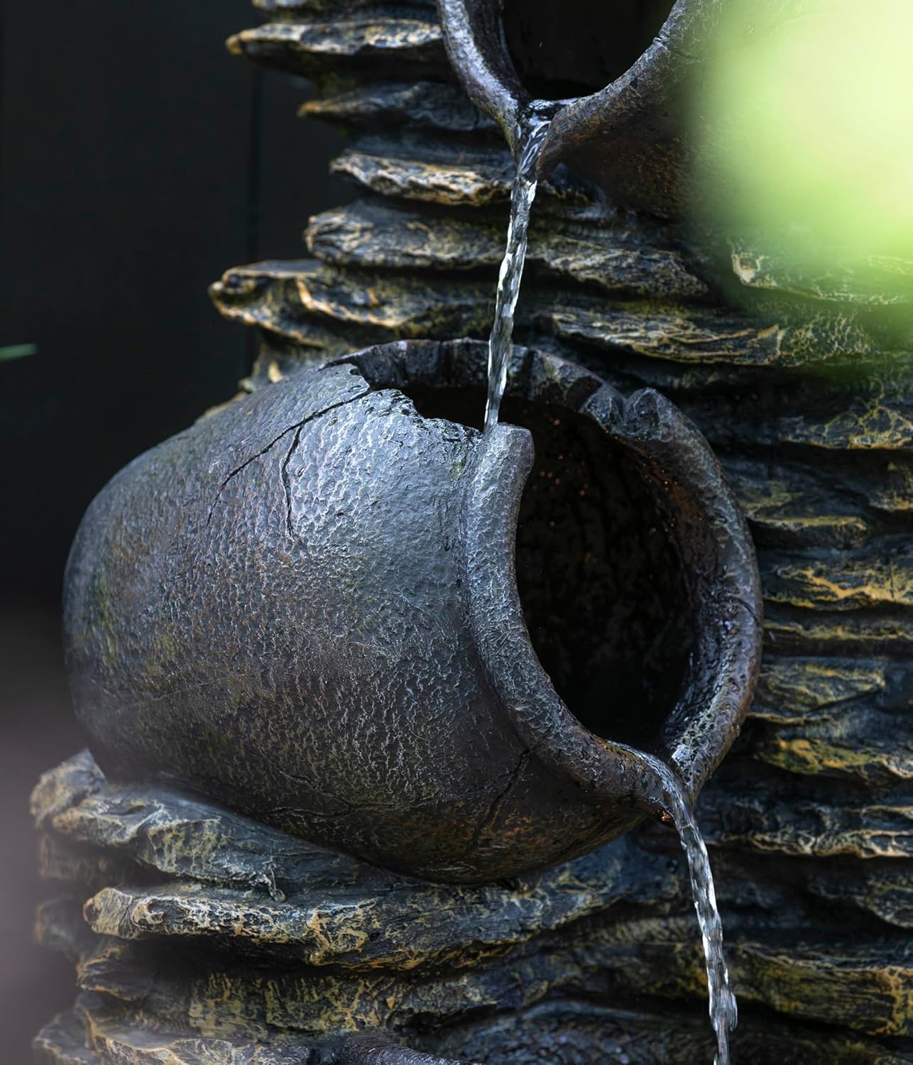Dehner Gartenbrunnen Krüge mit LED Beleuchtung, Steinoptik, ca. 118 x 60 x 46 cm, 27 kg, Polyresin, braun