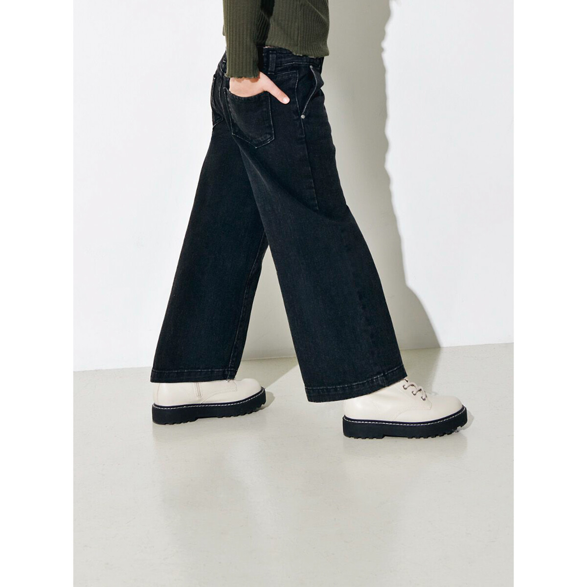 SOMENTE PARA CRIANÇAS<br>Calças jeans largas