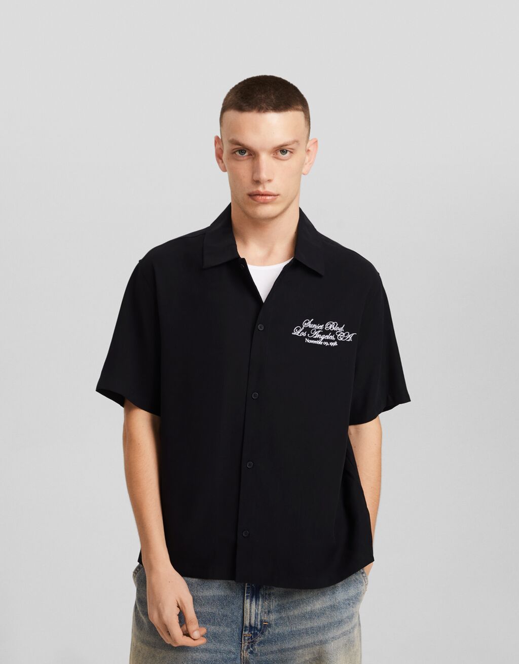 Camiseta bordada de manga curta com modelagem quadrada
