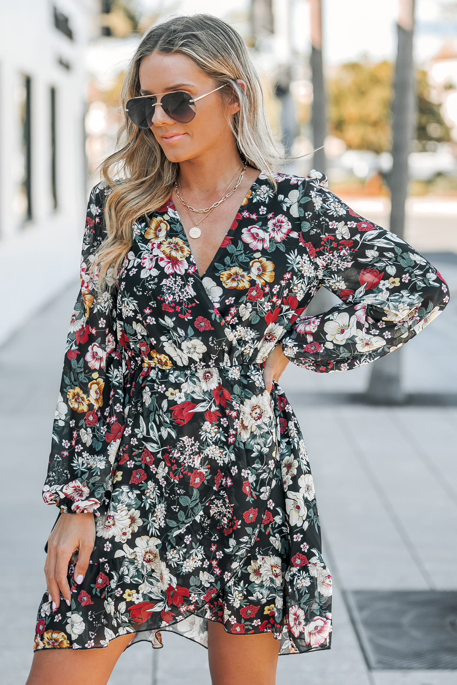 Robe mini avec col en V à emballage et volants