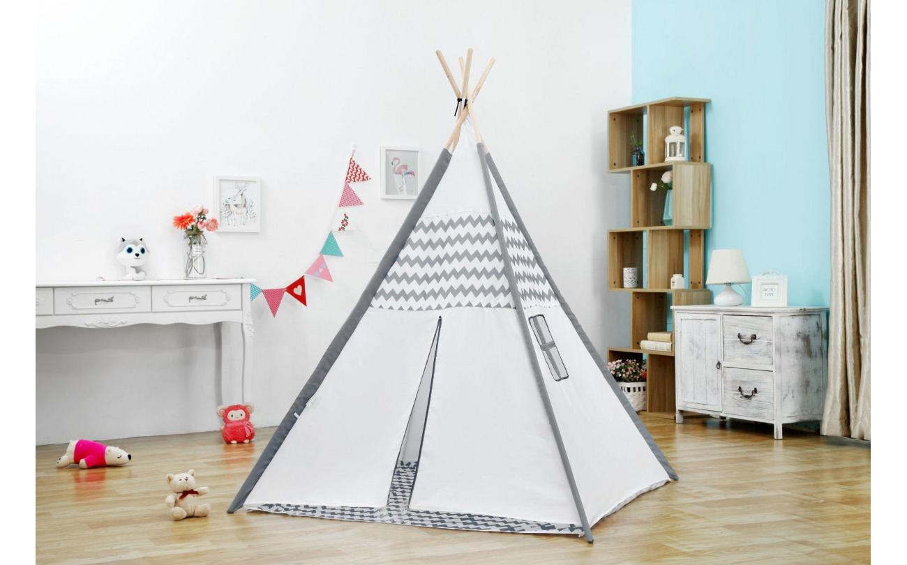 Tipi met houten stokken en vloerkleed